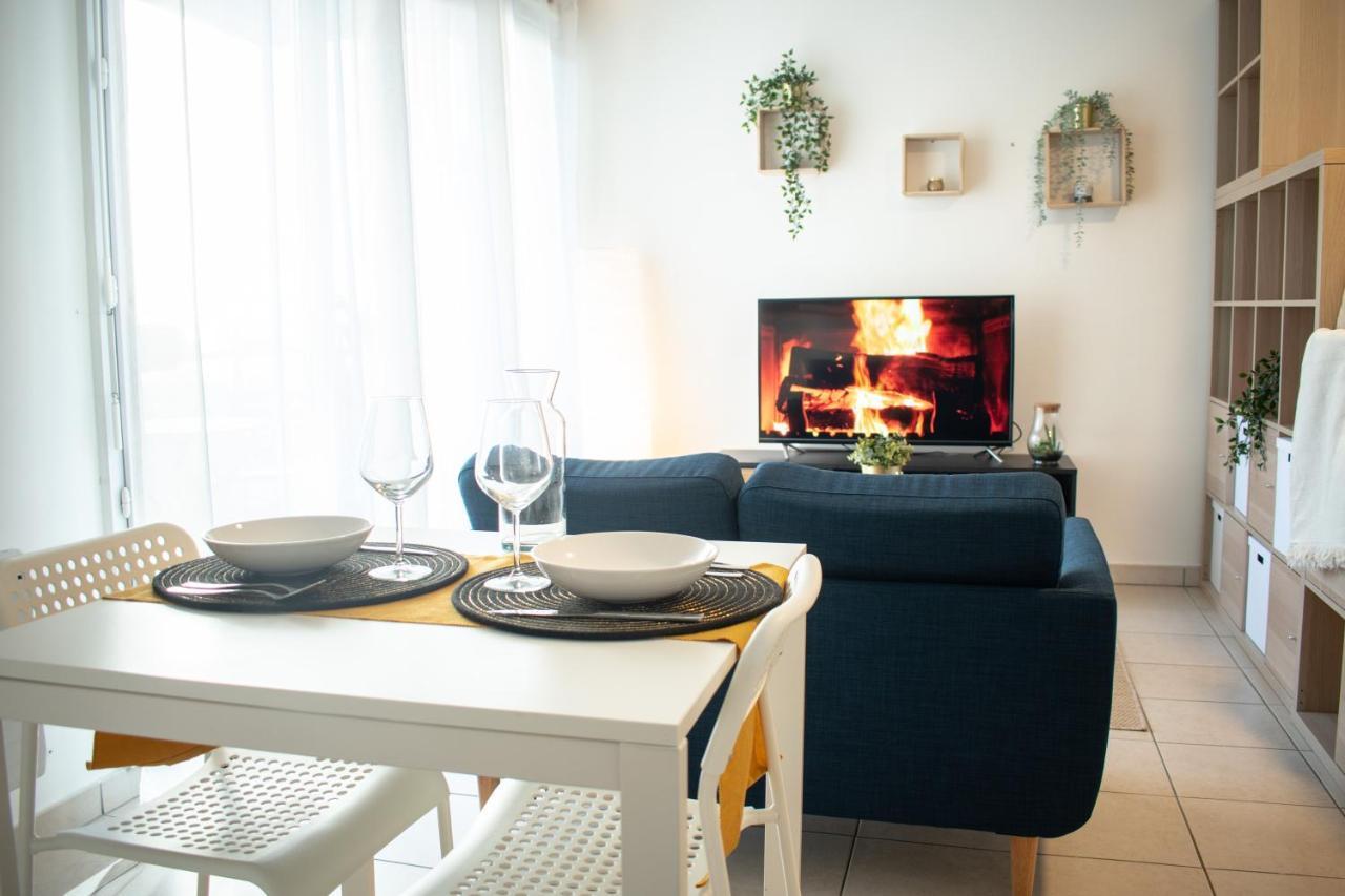 Studio Charmant Cergy Le Haut Au Pied De La Gare ! Parking Prive ! Apartman Kültér fotó